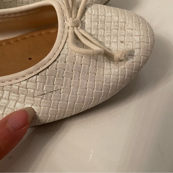 🌸Woman’s  White Pearl Flats by American Eagle Size 9 🌸 - Picture 6 of 6